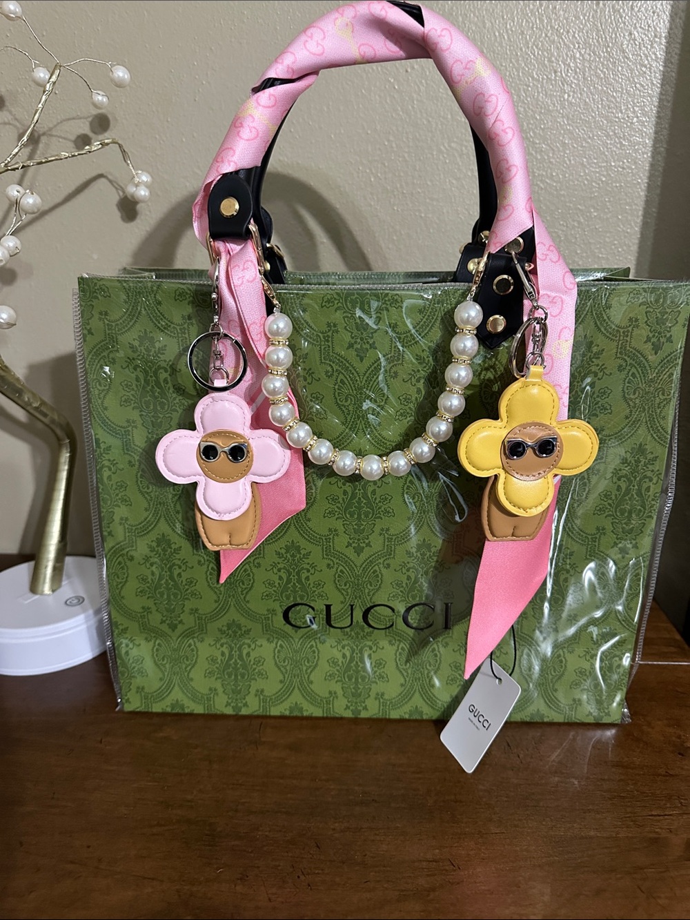 🩷💛💚Gucci Shopping Bag Tote with Pink Silk Scarf and 2 Key Chains 🩷💛💚🌸🤩
